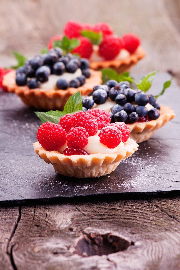 Tartlets with raspberries, blueberries and pudding