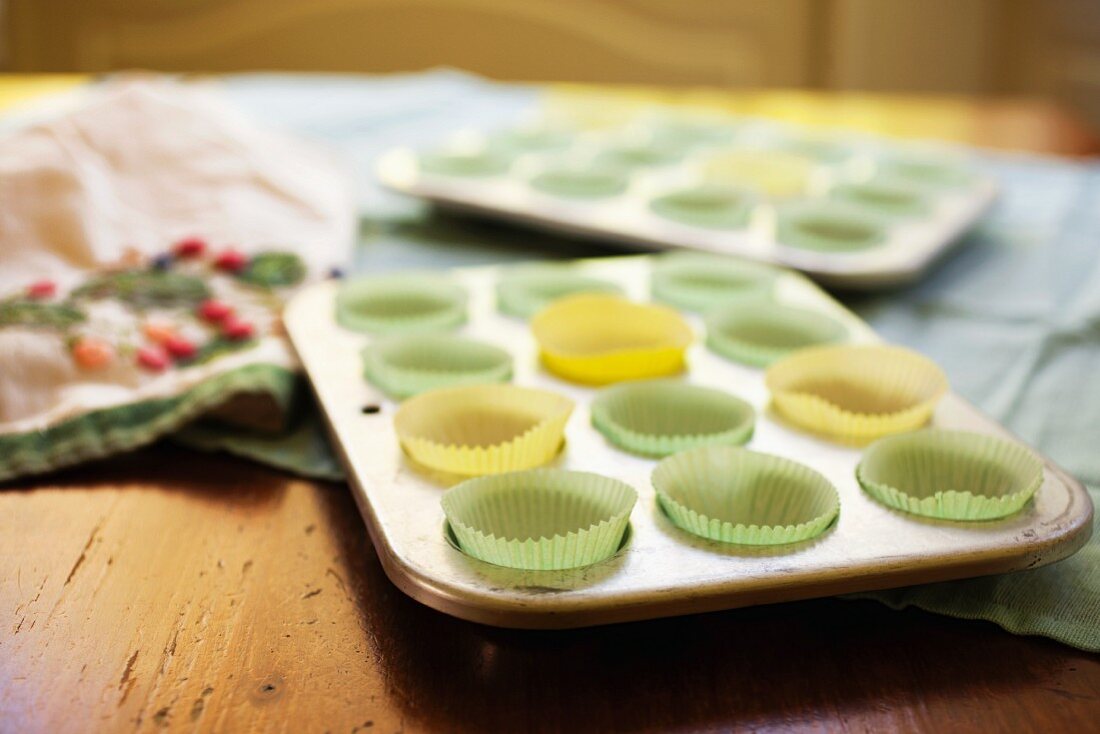 Muffin-Backblech mit Papierförmchen