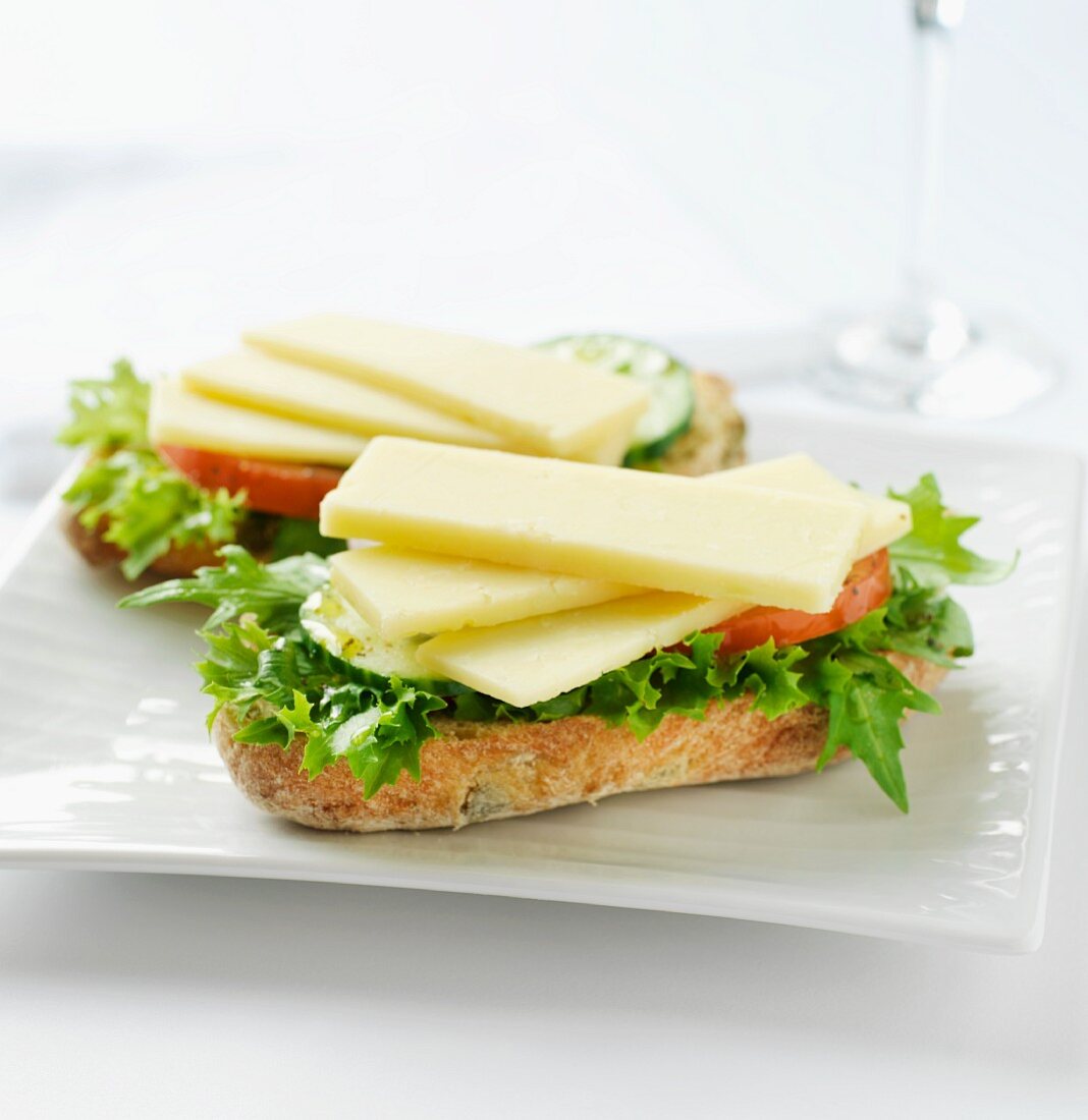 Cheddar mit Salatblättern auf Ciabatta