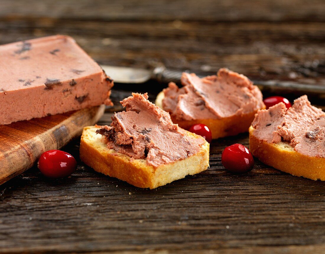 Cranberrypastete auf Bruschetta