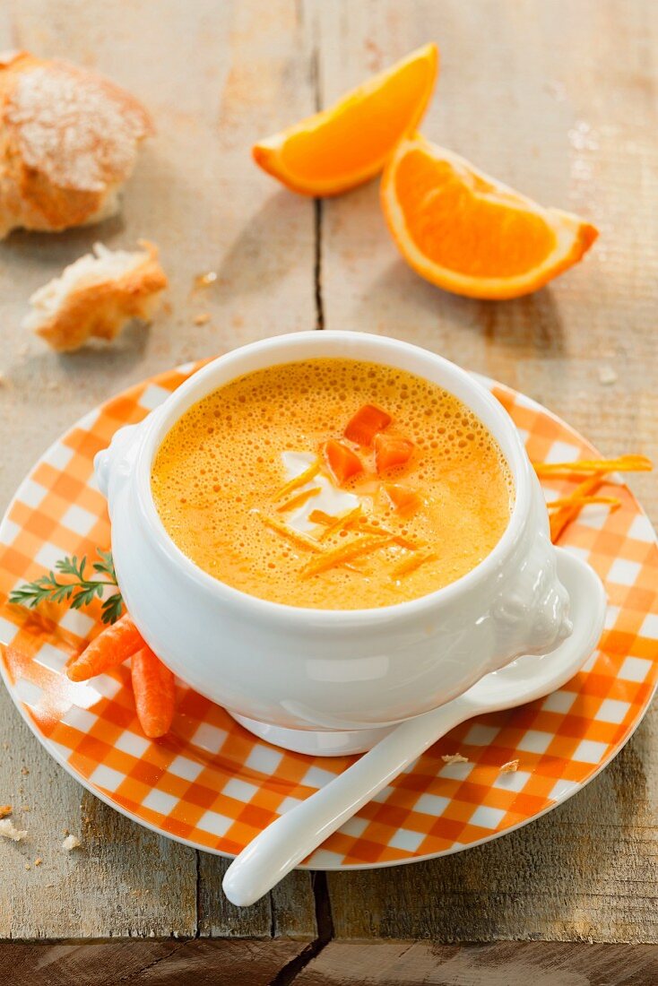 Möhren-Orangen-Suppe mit Creme Fraiche