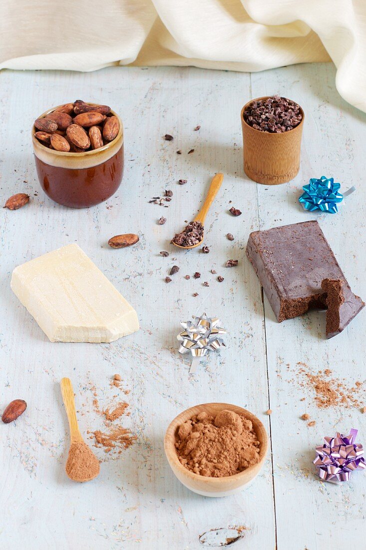 Kakaobohnen ganz, als Kakaosplitter, gemahlen und Kakaobutter und -Paste