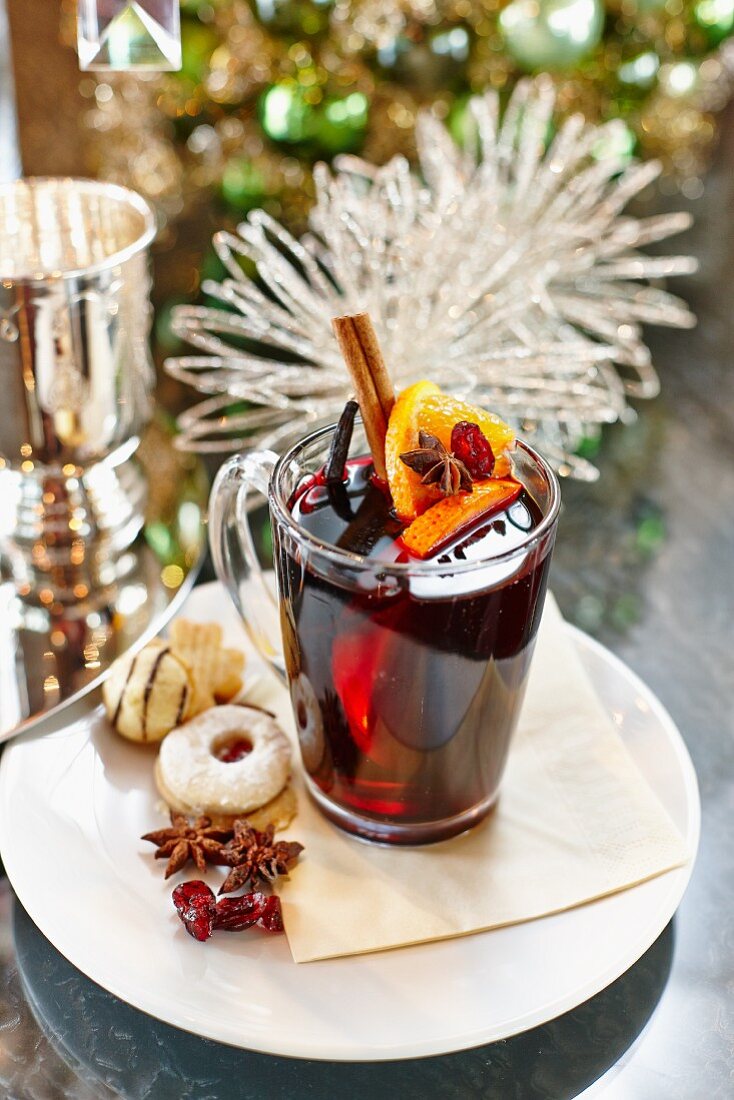 Red wine punch and Christmas biscuits