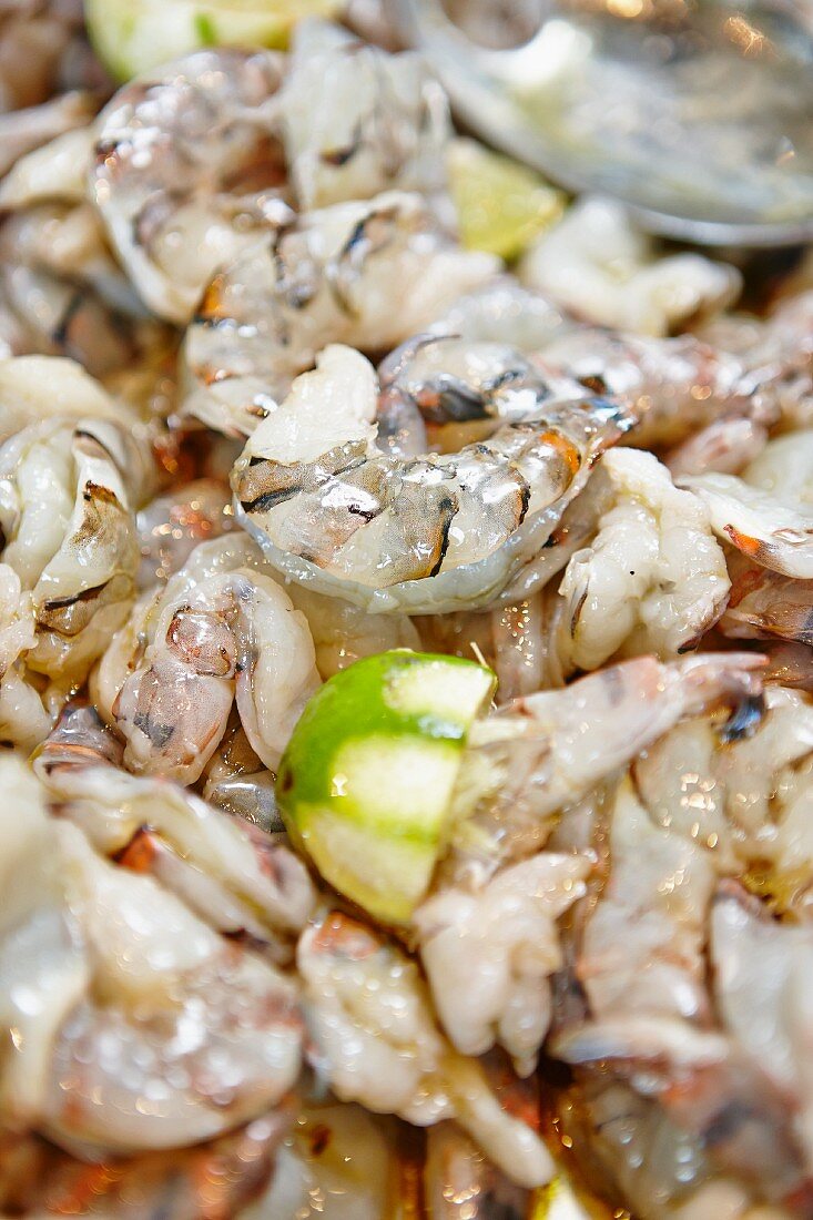 Fresh prawns with limes (close-up)