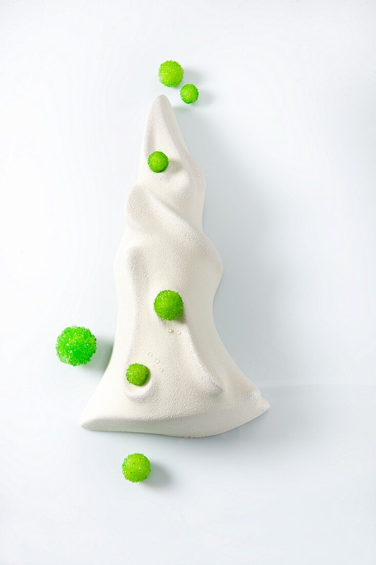 Schaumgebäck mit grünen Zuckerperlen (weihnachtlich)