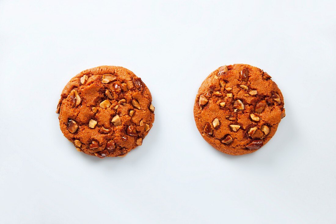 Zwei Cookies mit karamellisierten Erdnüssen