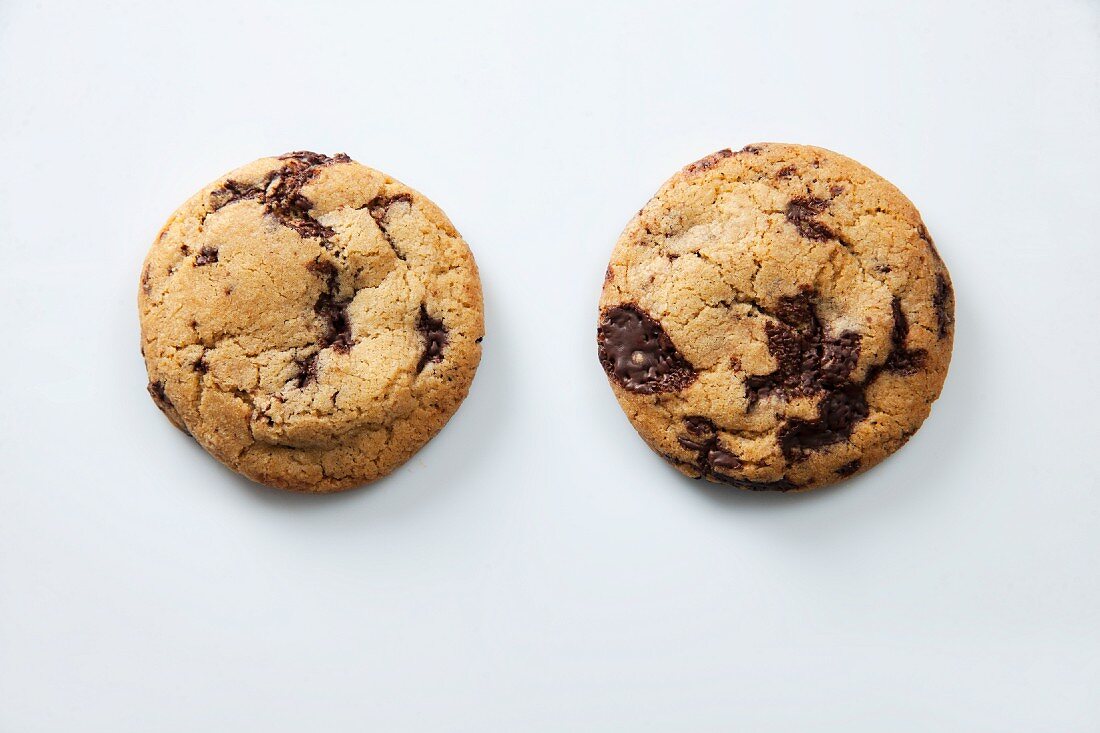 Zwei Cookies mit Schokolade