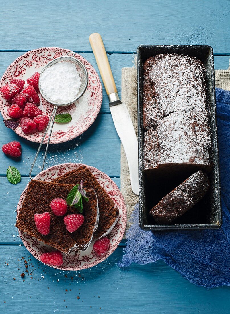 Schokoladenkuchen mit Himbeeren und Puderzucker