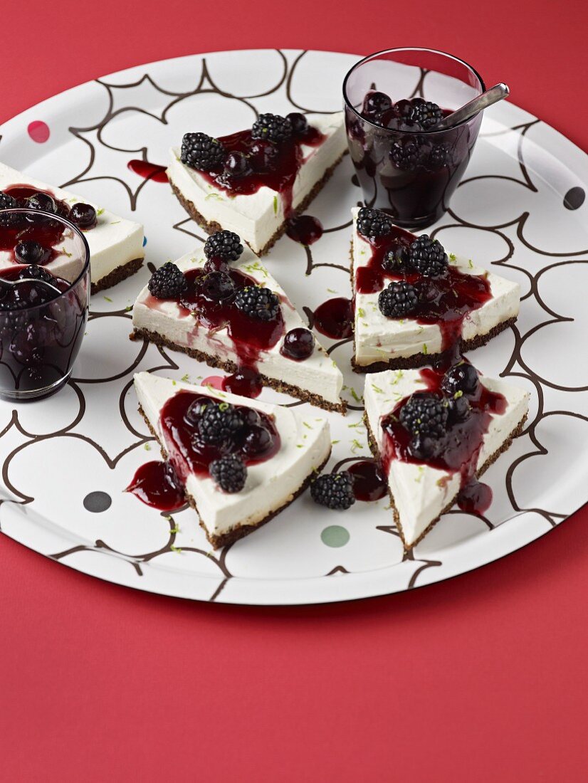 Ricottakuchen mit Brombeeren