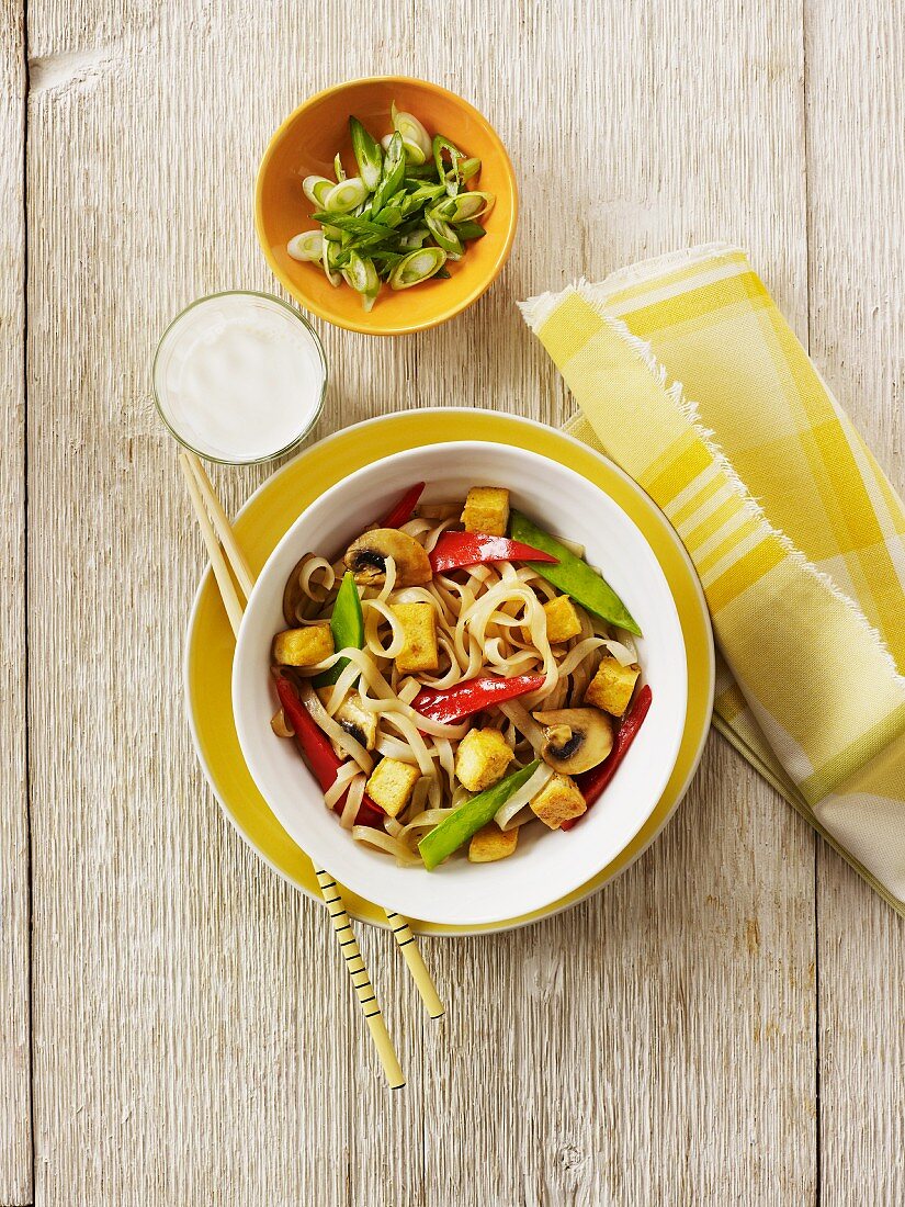 Noodles with stir-fried tofu and vegetables