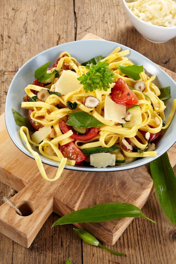 Pasta salad with wild garlic, tomatoes and hazelnuts