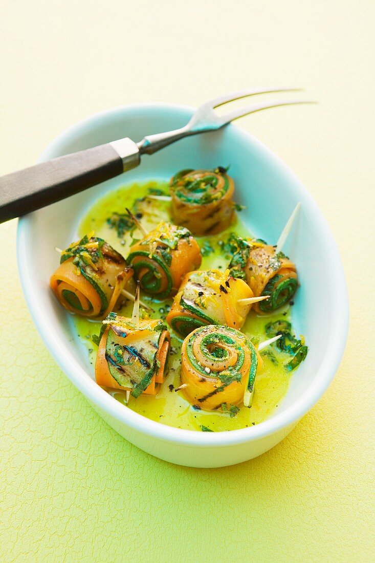 Gegrillte Zucchini-Karotten-Röllchen mit Orangen-Minze-Marinade