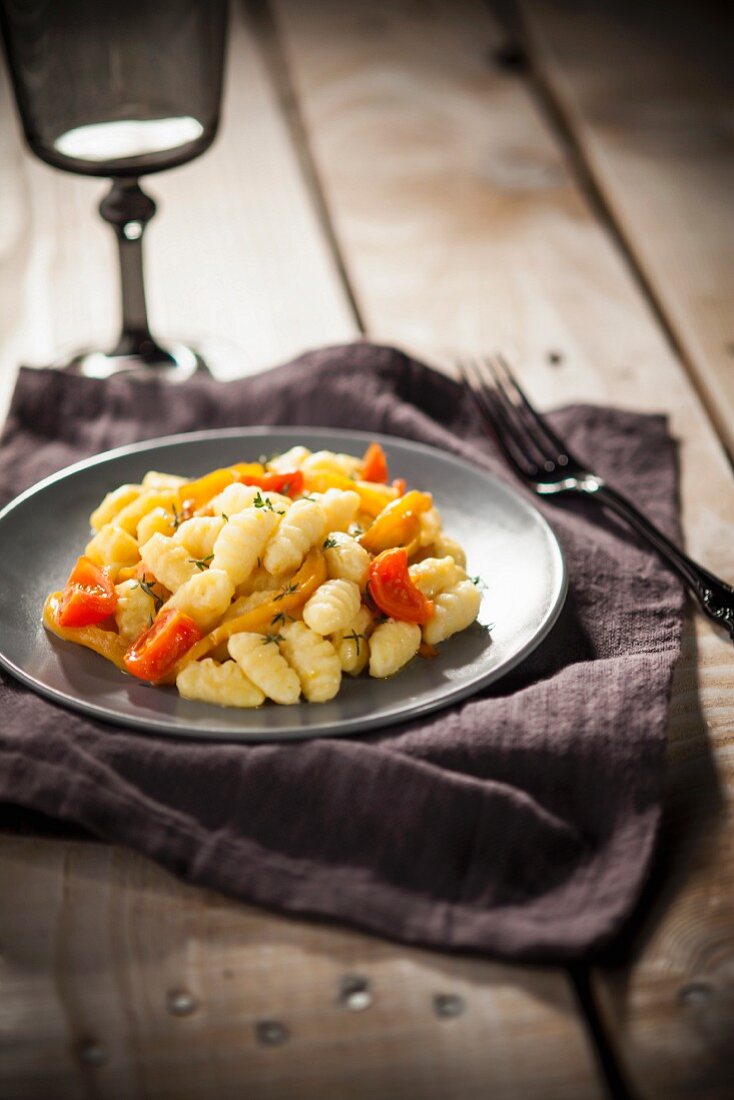 Gnocchi al peperone e pomodoro (Gnocchi mit Paprika und Tomate)