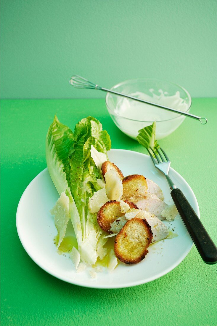 Cäsarsalat mit Hähnchen und Croûtons