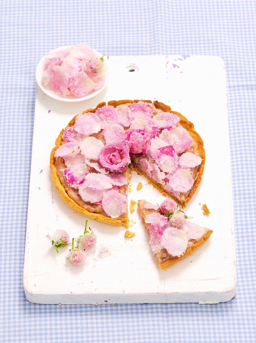 Mazurek (Osterkuchen, Polen) mit Rosenmarmelade, Mascarpone und gezuckerten Rosenblättern