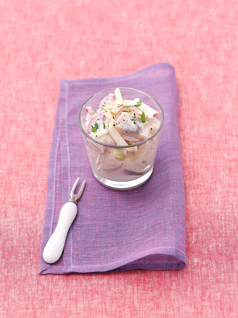 Hering and apple salad with red onions and cream