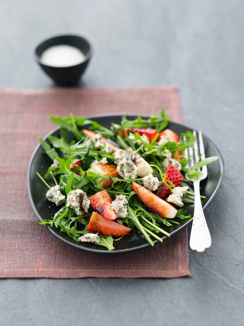 Rocket salad with strawberries, blue cheese and balsamic vinegar