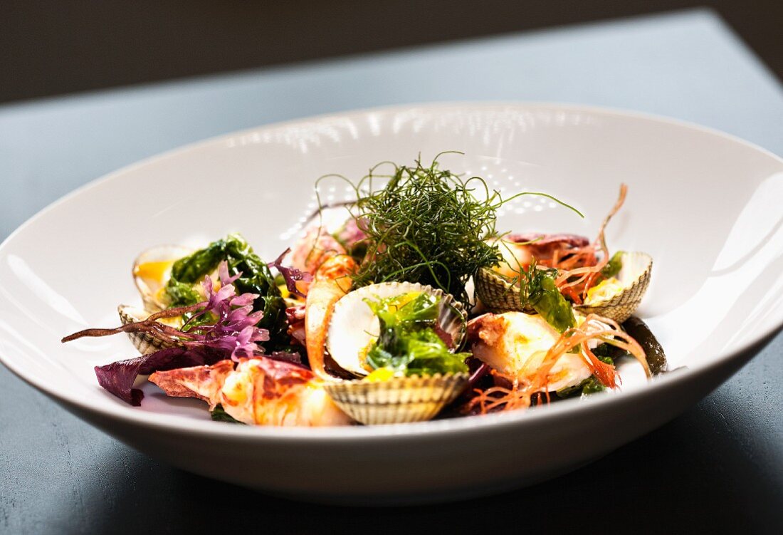 Clams with seaweed