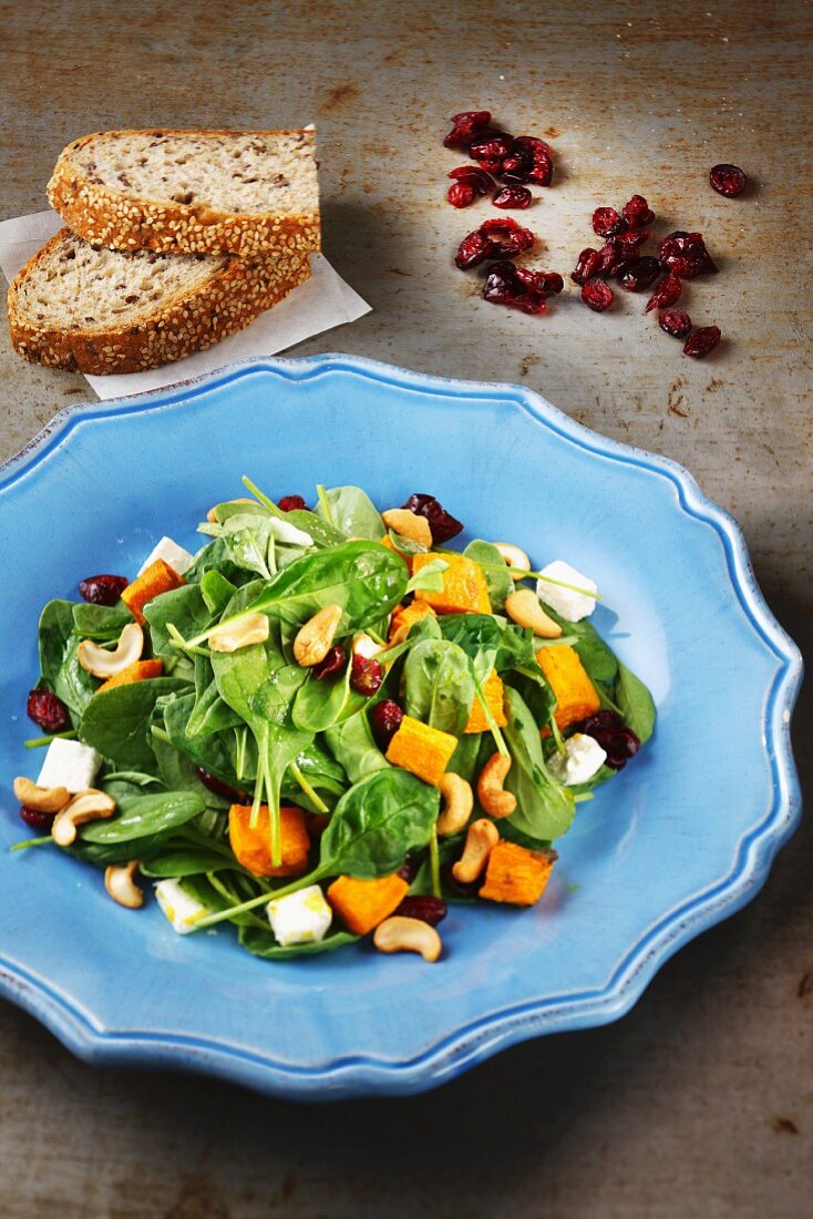 Spinatsalat mit Cashewkernen, Kürbis und getrockneten Cranberries