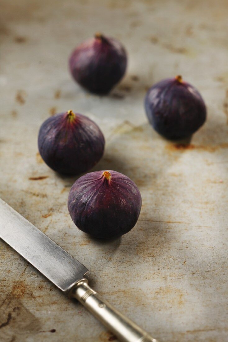 Four fresh figs with a knife