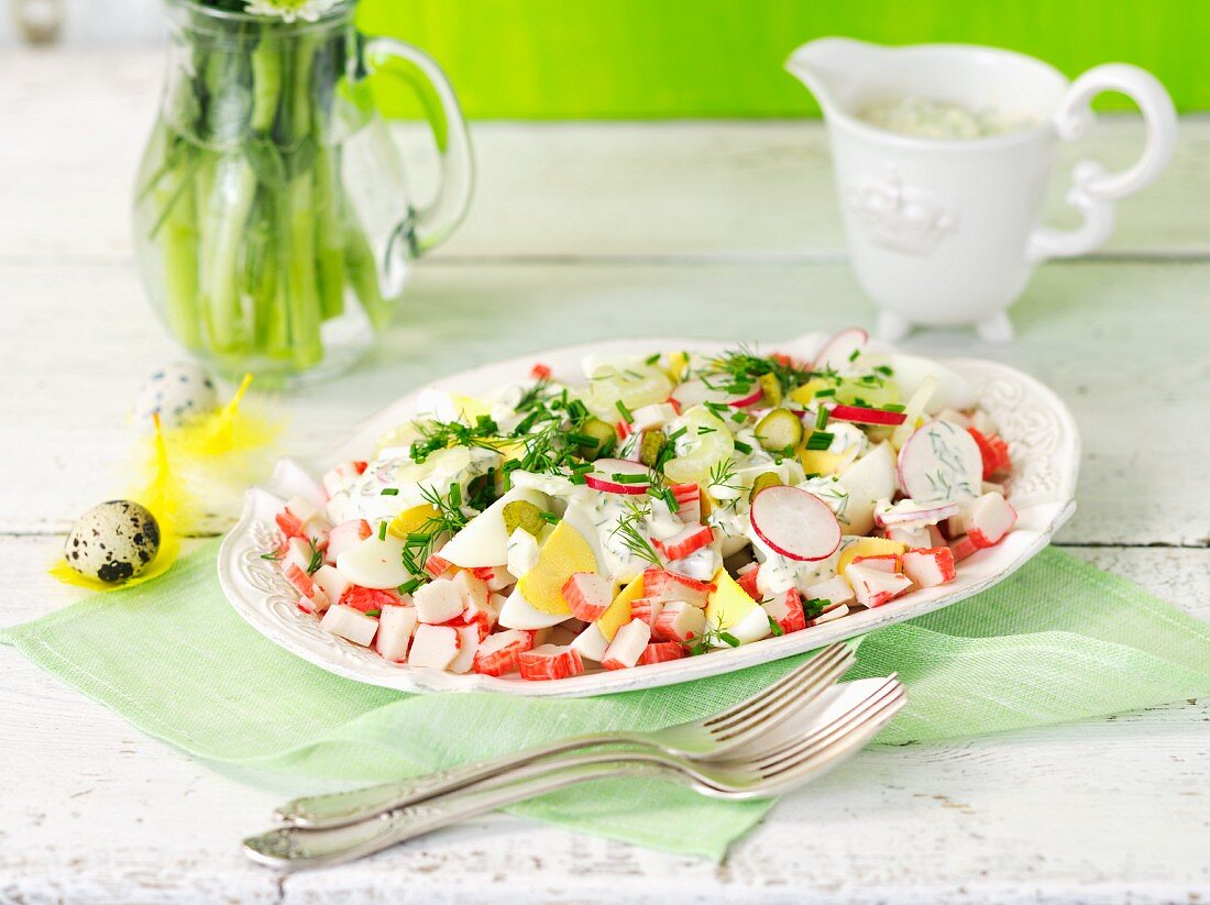 Surimi-Salat mit Ei, Cornichons und Sauce Tartare