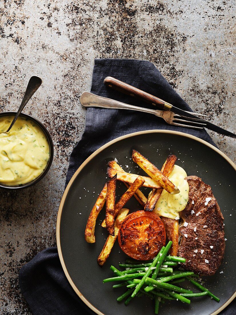 Steak mit Sauce Bearnaise, Bohnen, gegrillten Tomaten und Pommes