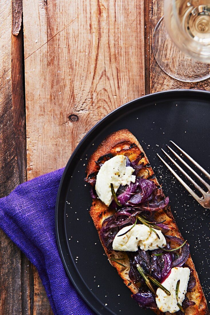 Tartine mit roten Zwiebeln, Mozzarella und Rosmarin