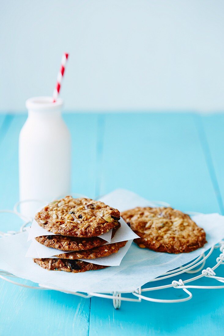 Müsliplätzchen und eine Flasche Milch