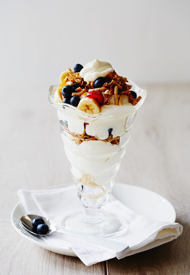 Yoghurt muesli with fruit