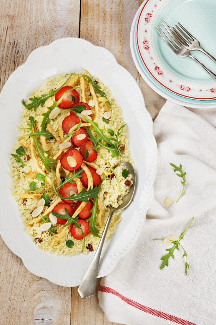 Couscous mit Rosinen, Mandeln, Erdbeeren und Rucola