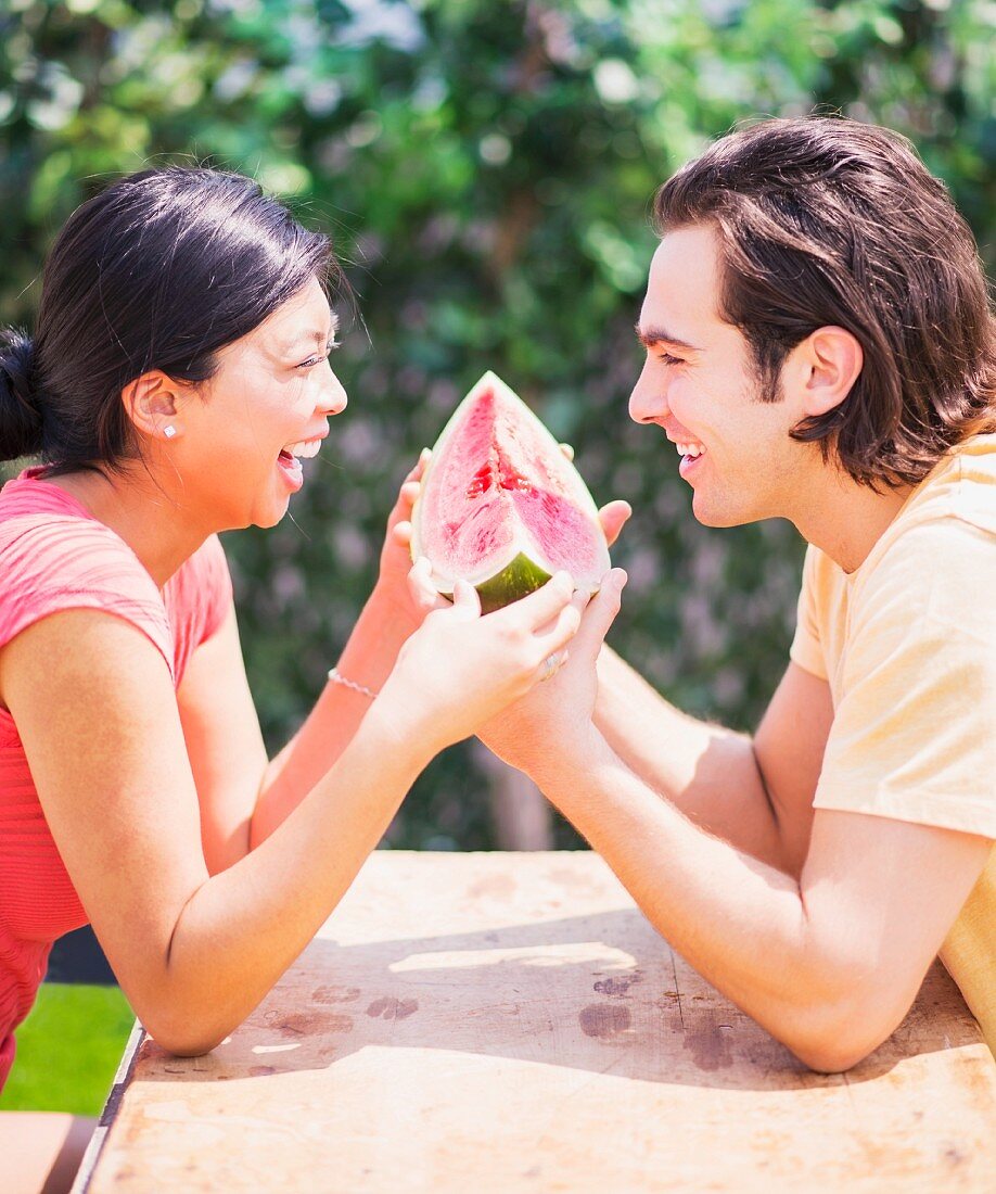 Paar isst zusammen eine Wassermelone