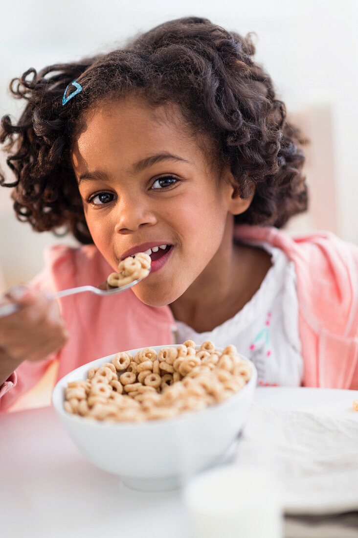 Mädchen isst Cerealien zum Frühstück
