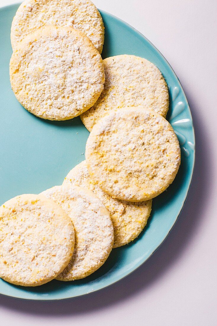 Zitrus-Ingwer-Cookies auf Teller (Draufsicht)