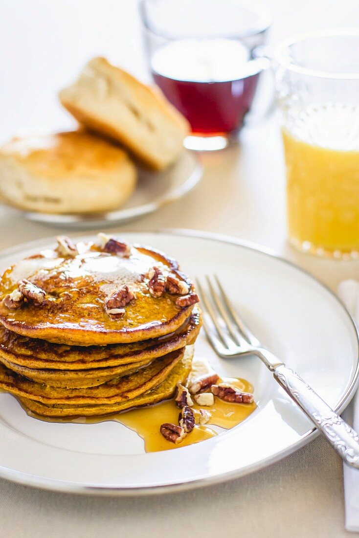 Pancakes mit Nüssen und Honig
