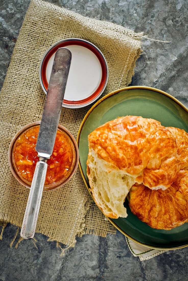 Croissants und Orangenmarmelade