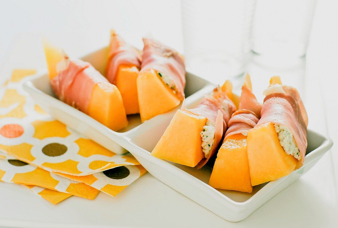Melon with herb cream cheese and ham