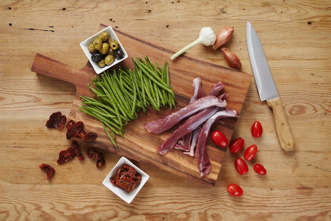 Zutaten für Lammfilet mit grünen Bohnen, Oliven und Tomaten