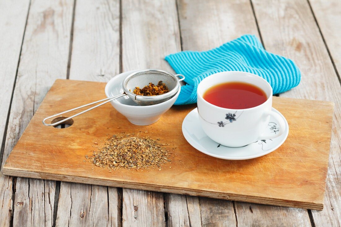 Faulbaum-Tee und getrocknete Teeblätter