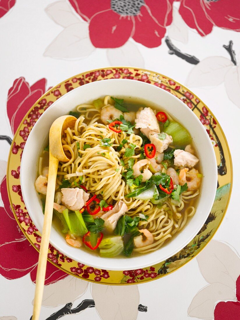 Noodle soup with prawns and chilli peppers (Asia)