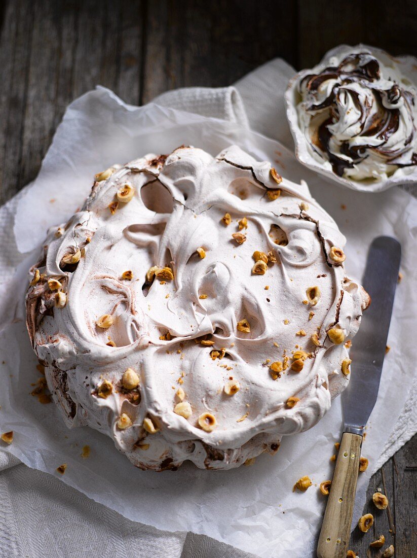 Pavlova mit Nüssen