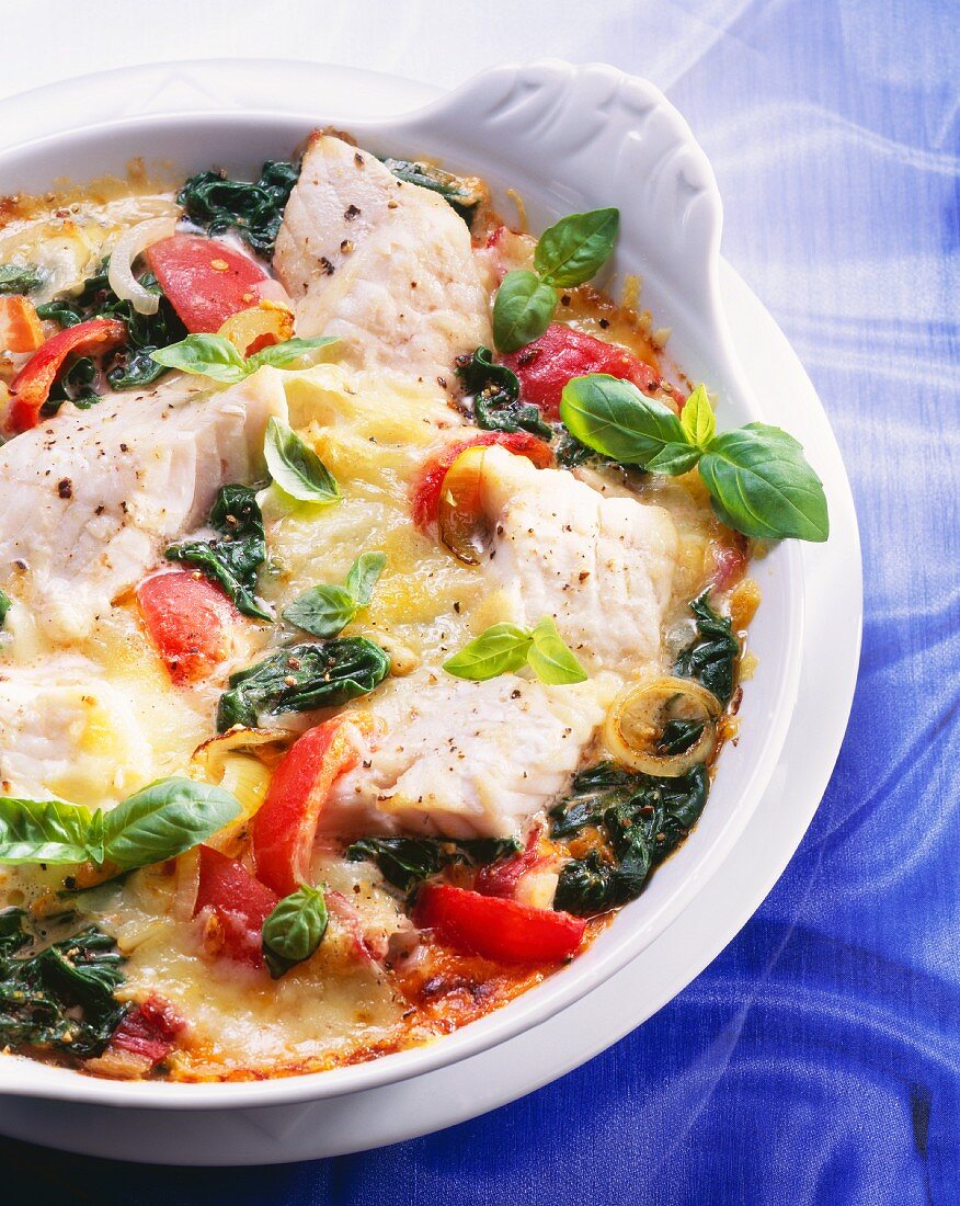Fish gratin: cod fillets, tomatoes, onions and spinach