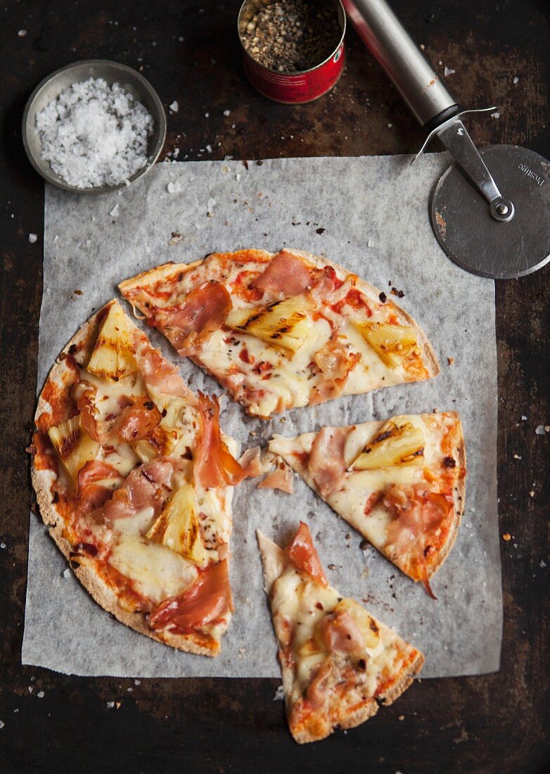 Pizza Hawaii mit Schinken und Ananas