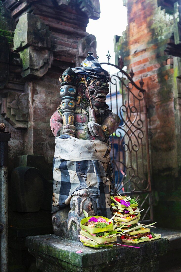 Opfergaben vor einer Hindu-Statue in Ubud, Bali, Indonesien