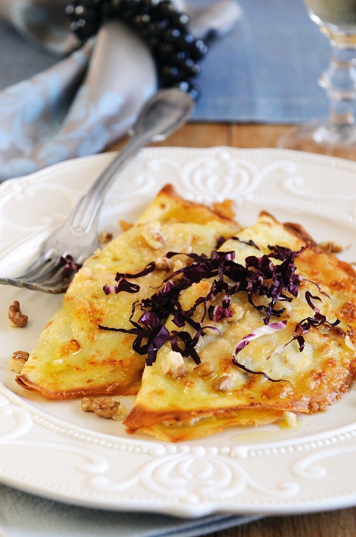 Crespelle, gefüllt mit Radicchio und Ricotta (Italien)