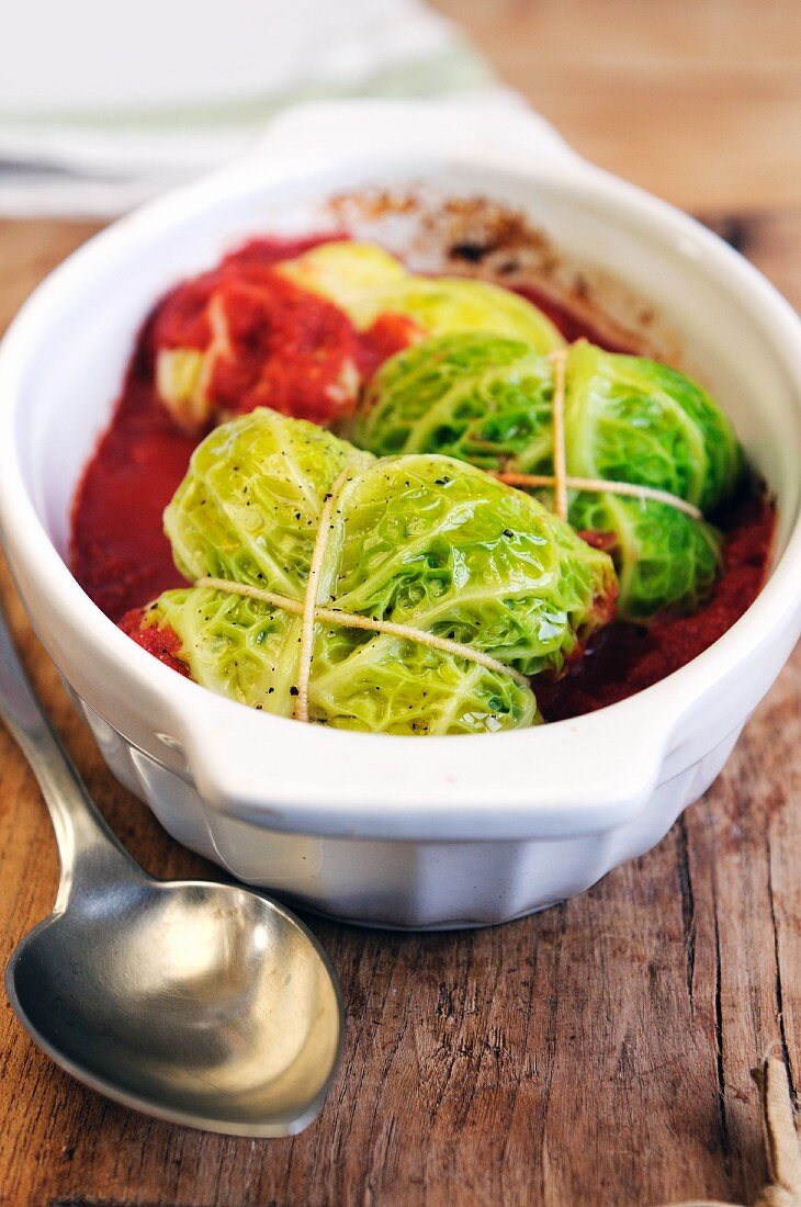 Savoy cabbage parcels with tomato sauce