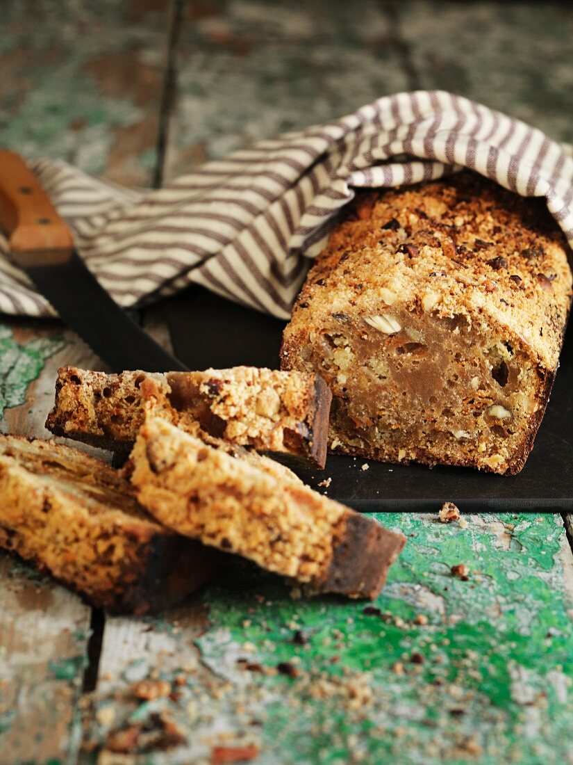 Karottenbrot mit Nüssen, angeschnitten