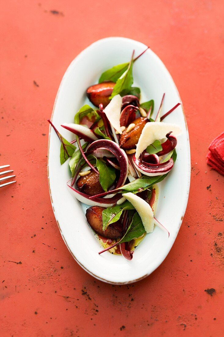 Salat von glasierten Pflaumen mit Radicchio und Rote-Bete-Blättern