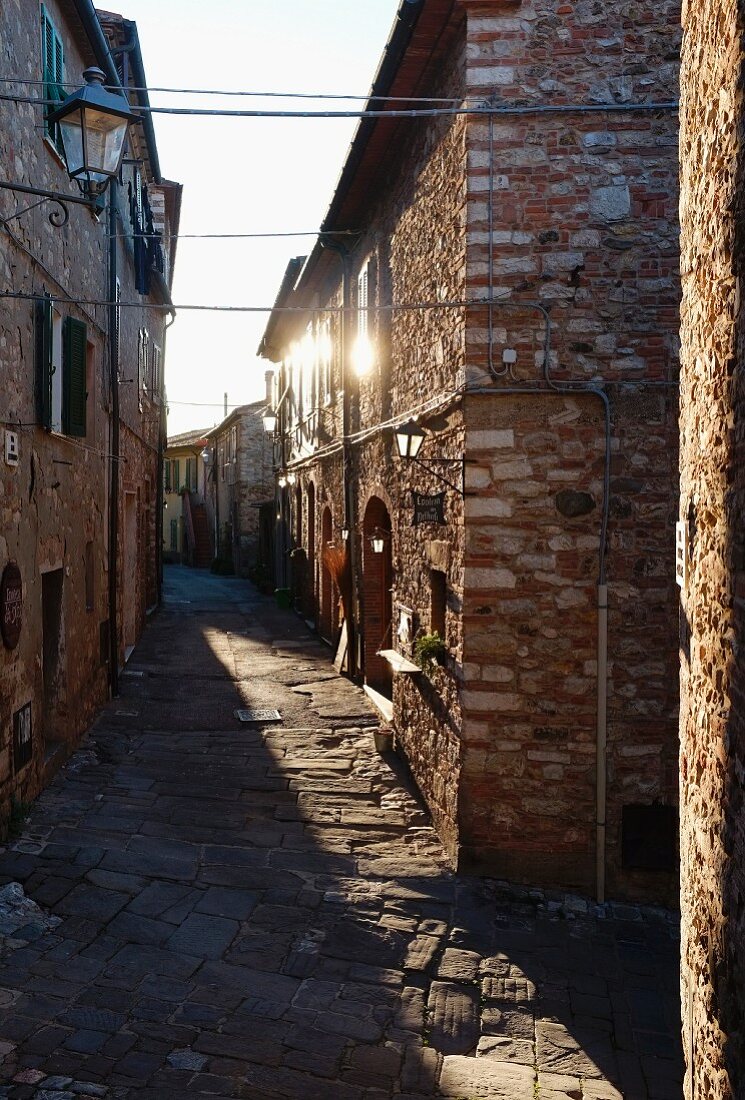 Gasse in der Altstadt von Suvereto (Toskana, Italien)