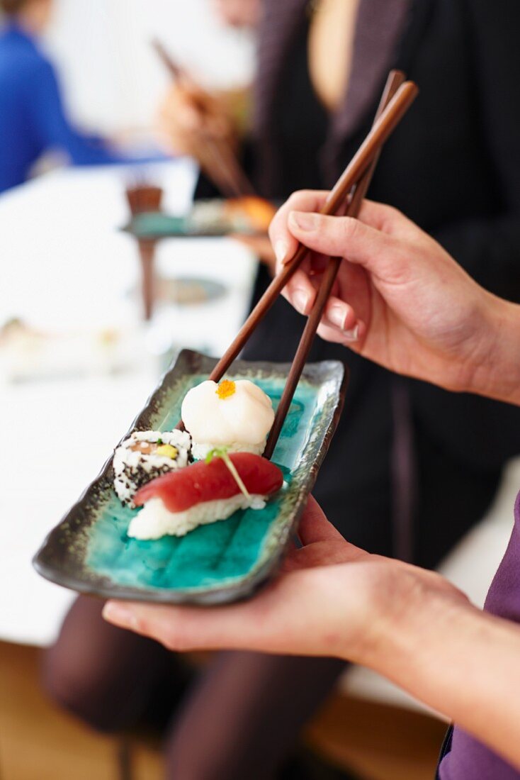 Leute essen Sushi im Restaurant