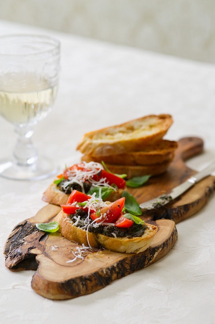 Bruschetta mit dreierlei Tomaten und Tapenade